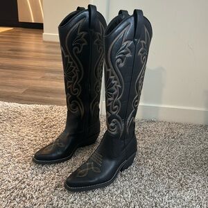 Black cowgirl boots!